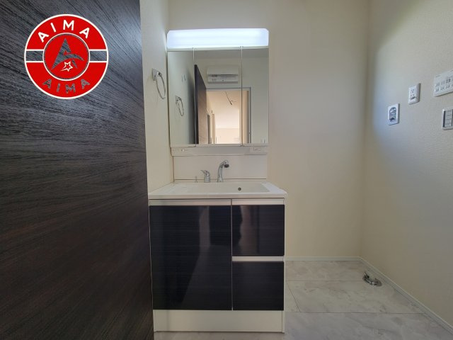 福岡市西区下山門1丁目第1-2棟（1号棟）の内観：施工例|毎日使うものだから清潔な空間を保ちたい水回り。洗面にはそんな願いを解消させてくれる収納アイデアが満載です。三面鏡の裏側にはキャビネットが現れ小物から背の高い物まで収納できます。