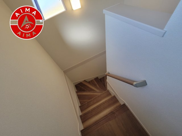 福岡市西区下山門1丁目第1-2棟（1号棟）の内観：施工例|＜手すり付階段＞手すりがないと階段の昇り降りで危険なことはもちろん、壁に手をつきながら歩くことで壁紙が汚れやすくなります。すべての方に快適に昇り降りしていただくため、手すりを設置しました。