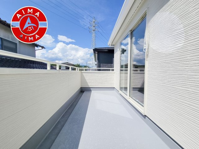 福岡市西区下山門1丁目第1-2棟（1号棟）の外観：施工例|風をしっかりと感じられるバルコニーでは、毎日が洗濯日和です。広々としているので洗濯も楽しくなるでしょうし、気分転換にバルコニーからの眺めを楽しむのもいいでしょう。