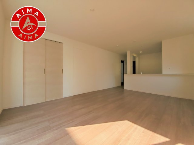 福岡市西区下山門1丁目第1-2棟（1号棟）の内観：施工例|キッチンからリビングをしっかり確認できます。家族の笑顔があふれる空間になりそうですね。