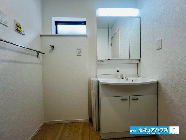 みよし市福田町屋敷浦　全7棟の独立洗面台|【洗面台】
◆鏡の裏にはたっぷりと収納スペースを標準装備！
◆電源を付属しているのでドライヤーなど利用できます。