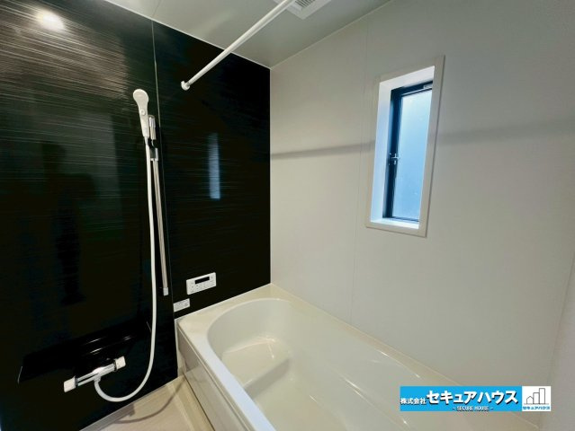 みよし市福田町屋敷浦　全7棟の浴室|【浴室】
◆アクセントパネルで落ち着きのある雰囲気を演出します。毎日の疲れを癒やすバスタイムをお楽しみ下さい！
◆窓付きで、カビの繁殖を抑える効果があります。