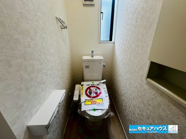 みよし市福田町屋敷浦　全7棟のトイレ|【高機能トイレ】
◆高機能トイレの多くは便器のフタの開閉が自動であり、使用後に手動で水を流す面倒もなく非常に便利です。スタイリッシュな見た目で、お掃除しやすく、節水効果が高いです。