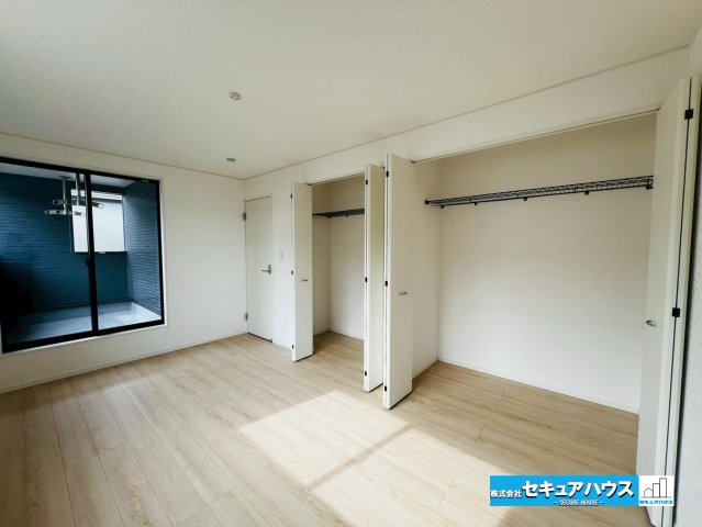 みよし市福田町屋敷浦　全7棟の洋室|【洋室】
◆広々とした居住空間は日々の暮らしを彩り、心のやすらぎと満足感を与えてくれます。通風と採光を考慮した設計は子供たちはのびのび育ち、家族でくつろぎと団らんを生み出します。