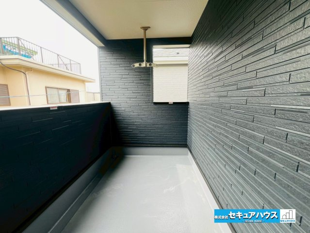 みよし市福田町屋敷浦　全7棟のバルコニー|【バルコニー】
◆見晴らしもよく、太陽の温かな温もりをめいっぱい受け止めてくれます。
太陽の光と爽やかな風を受けたお洗濯物はあっという間に乾き、取りこむ時には太陽の匂いを感じられそうですね。　