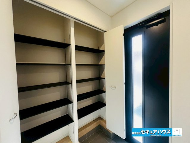 みよし市福田町屋敷浦　全7棟の玄関|【玄関】
◆光が差し込み明るいです。気分も晴れやかになりますね。
◆玄関には、収納力のあるシューズボックスがございます。玄関まわりがすっきり片付きます。　