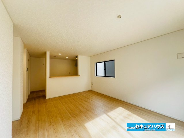 みよし市福田町屋敷浦　全7棟の居間・リビング|【LDK】
◆家族揃ってリビングで過ごすお休みの日が、楽しみになる場所となることでしょう。
対面式のオープンキッチンは、家事をしながら家族の様子が一目でわかる安心＆便利設備♪