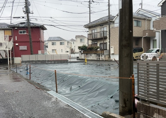 【外観】 | 現地に行くなら、物件の周囲の地形がどうなっているかを見ることも大切です。周辺より低くなっている土地では、大雨などで水が集まりやすいため、地盤が弱くなっているということも考えられるため、注意が必要です。