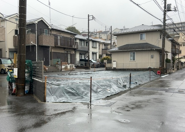 【外観】 | 隣家の土地はどうなっているのか、生活利便施設が近くにあるのか、学校まで近いかなど、お客様のライフスタイルにあわせたイメージが重要です。また、近くにあると困る施設が近くにないかも確認するといいでしょう。