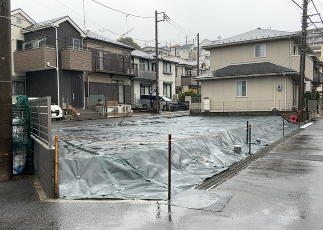 【外観】 | 人が暮らすうえで日光は大切な要素となります。日当たりの良さは譲れないポイントですね。併せて近くに大きな建築物の建築予定がないか、あるいはそれが可能な土地が近くにないか事前に確認することもお勧めします。