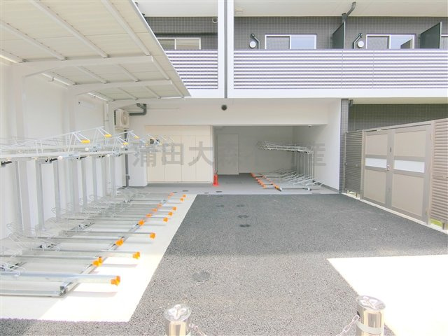 メイクスデザイン糀谷アジールコートのその他共用部分|屋根付きラック式の駐輪場