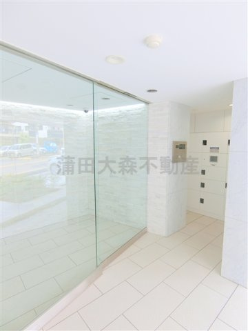 メイクスデザイン糀谷アジールコートのエントランス|防犯カメラTVモニター付オートロック宅配BOXメールBOX管理人室　エントランス　