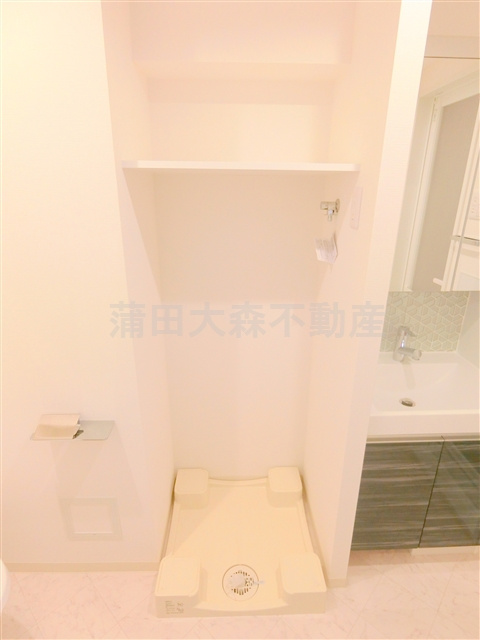 メイクスデザイン糀谷アジールコートの設備|棚付きの室内洗濯機置場