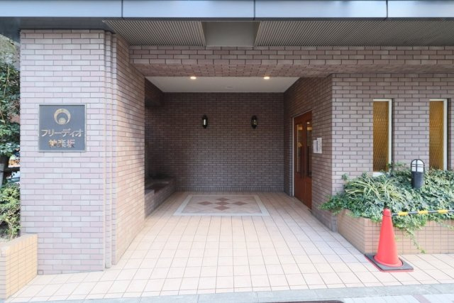 フリーディオ神楽坂のエントランス