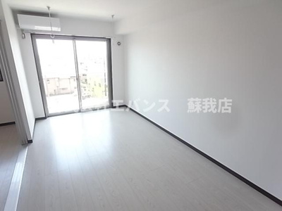 【居間・リビング】 | コクーン蘇我 | こちらの居間で趣味の時間をお楽しみください