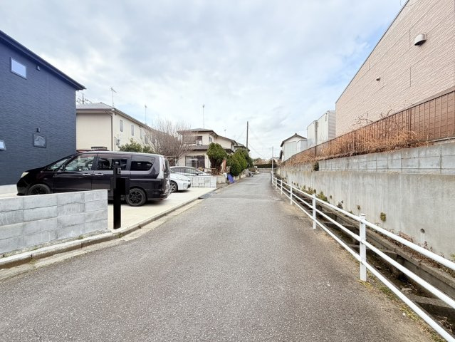 【築２年！】北相馬郡利根町布川中古物件の前面道路含む現地写真