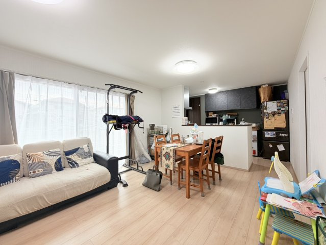 【築２年！】北相馬郡利根町布川中古物件の居間・リビング