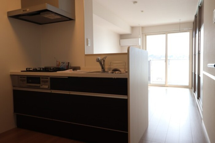 Lily Goldのキッチン|3口コンロの使いやすいシステムキッチンです♪