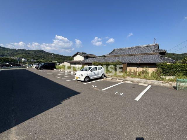 オリーブ今村の駐車場