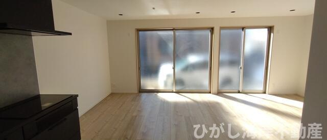 平塚市御殿４丁目　中古戸建の居間・リビング|  Ｒ6年　新規リフォーム完了！　18.5帖　LDK