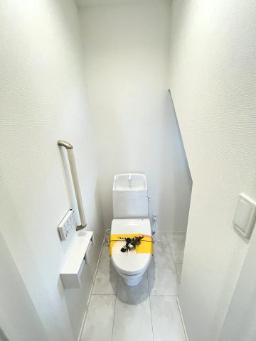 【トイレ】 | 福岡市東区名島3丁目　1号棟（全1棟）【仲介手数料無料・0円】 | 現地写真。1階のトイレです。