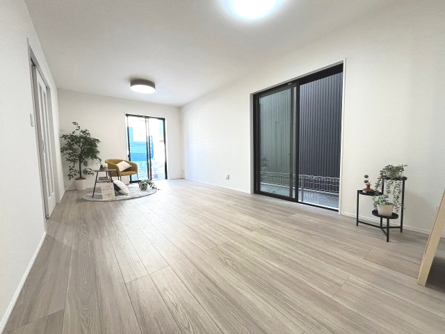 【居間・リビング】 | 福岡市東区名島3丁目　1号棟（全1棟）【仲介手数料無料・0円】 | 現地写真。