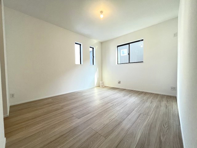 【寝室】 | 福岡市東区名島3丁目　1号棟（全1棟）【仲介手数料無料・0円】 | 現地写真。2階主寝室です。