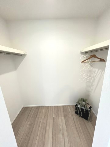 【収納】 | 福岡市東区名島3丁目　1号棟（全1棟）【仲介手数料無料・0円】 | 現地写真。ウォークインクローゼットです。