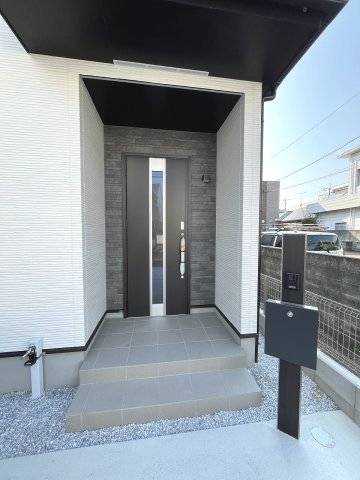 【玄関】 | 福岡市東区名島3丁目　1号棟（全1棟）【仲介手数料無料・0円】 | 現地写真。