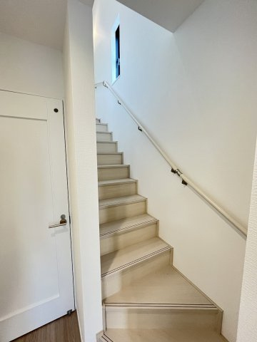 【内装】 | 福岡市東区名島3丁目　1号棟（全1棟）【仲介手数料無料・0円】 | 現地写真。2階へ上がる階段です。手摺もついて安全ですね。