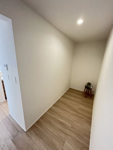 【収納】 | 福岡市東区名島3丁目　1号棟（全1棟）【仲介手数料無料・0円】 | 現地写真。キッチン後方にパントリー収納