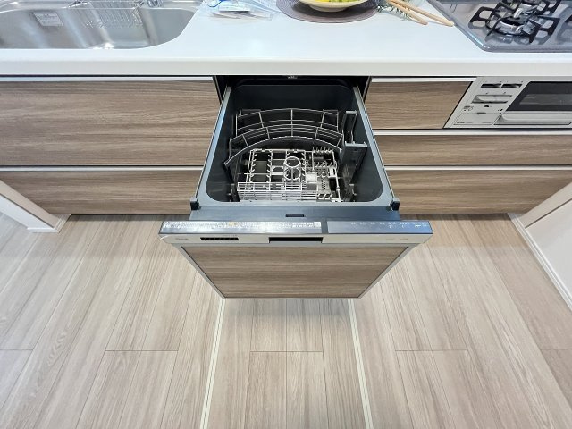 【キッチン】 | 福岡市東区名島3丁目　1号棟（全1棟）【仲介手数料無料・0円】 | 現地写真。食洗器が付いてます。