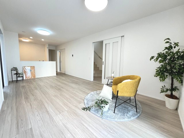 【居間・リビング】 | 福岡市東区名島3丁目　1号棟（全1棟）【仲介手数料無料・0円】 | 現地写真。リビングです。