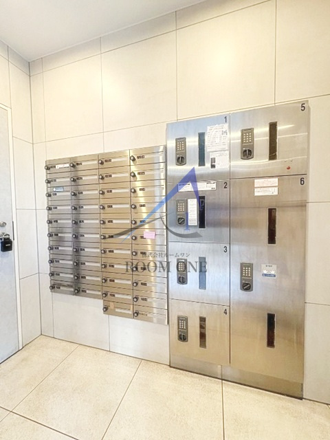 ラフィスタ川崎Ⅵのその他共用部分|集合ポストと宅配ボックスです。