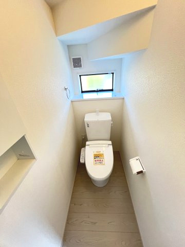 【トイレ】 | 福岡市城南区神松寺1丁目3期　2号棟（全2棟）【仲介手数料無料・0円】 | 現地写真。1階のトイレです。