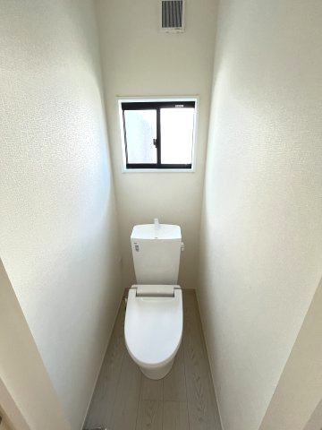 【トイレ】 | 福岡市城南区神松寺1丁目3期　2号棟（全2棟）【仲介手数料無料・0円】 | 現地写真。2階にもトイレです。