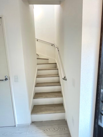【内装】 | 福岡市城南区神松寺1丁目3期　2号棟（全2棟）【仲介手数料無料・0円】 | 現地写真。2階へ上がる階段です。手摺もついて安全ですね。