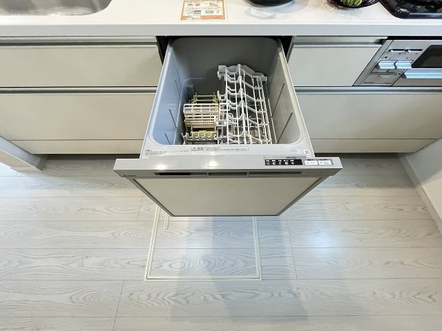 【キッチン】 | 福岡市城南区神松寺1丁目3期　2号棟（全2棟）【仲介手数料無料・0円】 | 現地写真。食洗器が付いてます。