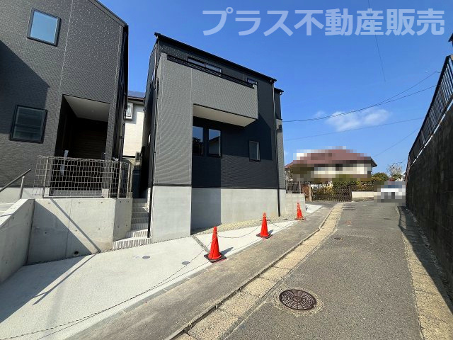 【外観】 | 福岡市城南区神松寺1丁目3期　2号棟（全2棟）【仲介手数料無料・0円】 | 現地写真。プラス不動産販売なら、現場の全ての棟をまとめてご見学頂けます。