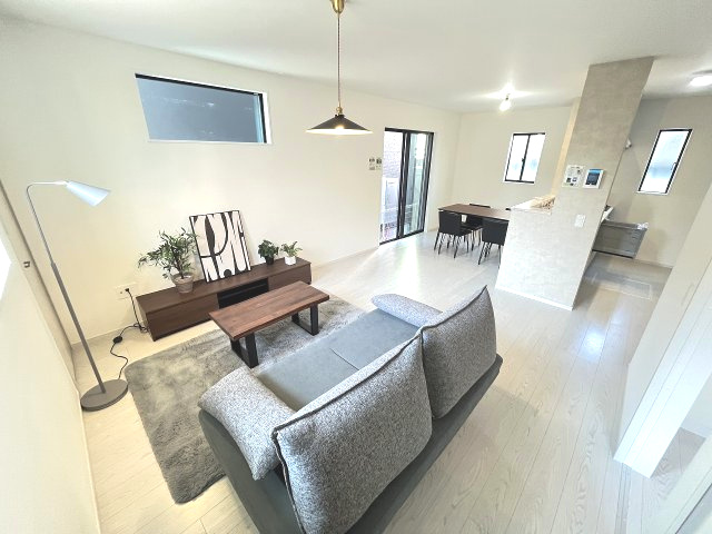 【居間・リビング】 | 福岡市城南区神松寺1丁目3期　2号棟（全2棟）【仲介手数料無料・0円】 | 現地写真。リビングです。