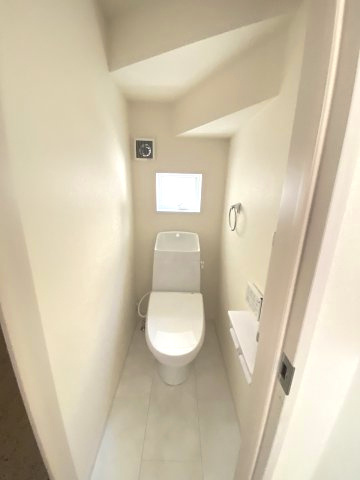 【内装】 | 福岡市早良区飯倉3丁目第20　1号棟（全2棟）【仲介手数料無料・0円】 | 施工例。1階のトイレです。施工例は完成時と異なる場合があります。