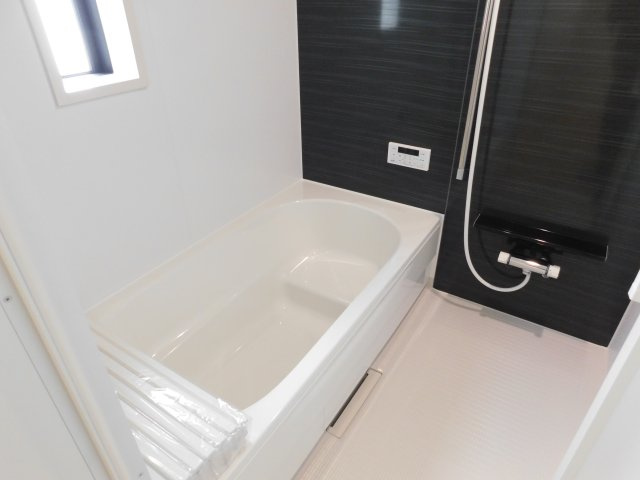 あま市古道屋敷の新築一戸建の浴室|◇浴室◇　　広い１坪サイズ（ＬＩＸＩＬ）・浴室乾燥機・追い焚き機能付・断熱浴槽・エコベンチ浴槽・キレイサーモフロア・スライドバーシャワー・オートバス・バリアフリーバス・浴室窓あり