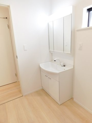 あま市古道屋敷の新築一戸建の独立洗面台|◇洗面室◇　　三面鏡シャワードレッサー　くもり止め仕様