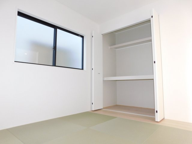 あま市古道屋敷の新築一戸建の和室|◇１階洋風和室◇　　お子様の遊び場やお昼寝などゆったりくつろぎスペース５．２帖　全居室収納完備！