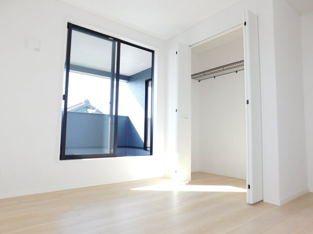 あま市古道屋敷の新築一戸建の洋室|◇２階洋室◇　　南面を含む２面採光で明るい洋室６．０帖　全居室収納完備！　バルコニー利用可　