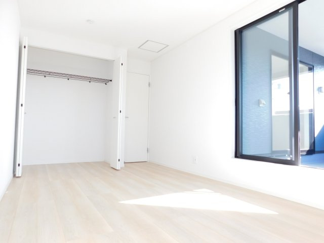 あま市古道屋敷の新築一戸建の洋室|◇２階洋室◇　　南面を含む２面採光で広くて明るい洋室７．７帖　全居室収納完備！　バルコニー利用可