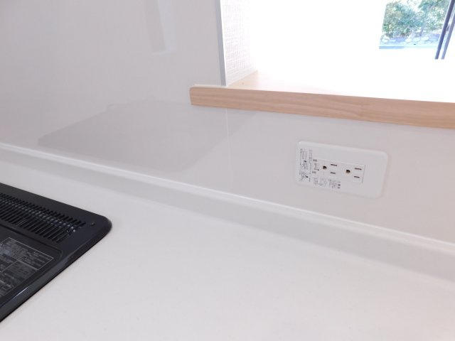 あま市古道屋敷の新築一戸建の設備|◇キッチンコンセント◇　　あると嬉しいコンロ横のコンセント♪