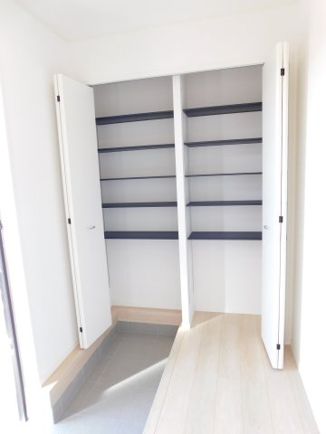 あま市古道屋敷の新築一戸建の玄関|◇玄関収納◇　　家族の履物がしっかり収納でき、玄関がスッキリと片付く玄関収納♪　可動棚タイプ