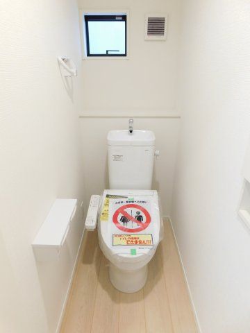 あま市古道屋敷の新築一戸建のトイレ|◇トイレ◇　　１階・２階ウォシュレット　節水タイプ　温水シャワー　収納付き