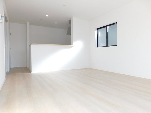 あま市古道屋敷の新築一戸建の居間・リビング|◇リビング◇　　南面を含む２面採光で明るいリビング１５．０帖　リビングの様子が見渡せる対面キッチン♪　